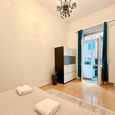Dohany Synagogue Elegant 2br 2bath & Balcony