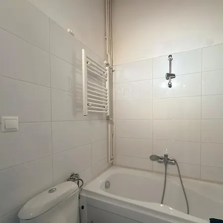 Dohany Synagogue Elegant 2br 2bath & Balcony Apartment Budapest