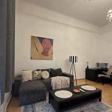Apartment Dohany Synagogue Elegant 2br 2bath & Balcony