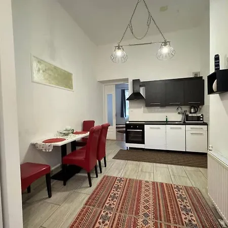 Apartment Dohany Synagogue Elegant 2br 2bath & Balcony