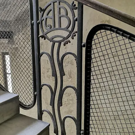 Apartment Dohany Synagogue Elegant 2br 2bath & Balcony *