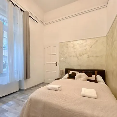 Dohany Synagogue Elegant 2br 2bath & Balcony Budapest