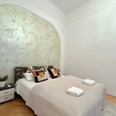 Apartment Dohany Synagogue Elegant 2br 2bath & Balcony *