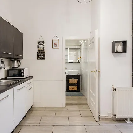 Dohany Synagogue Elegant 2br 2bath & Balcony *