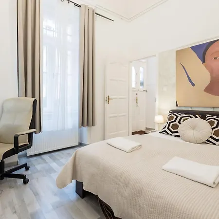 Dohany Synagogue Elegant 2br 2bath & Balcony アパート