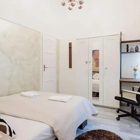 Dohany Synagogue Elegant 2br 2bath & Balcony