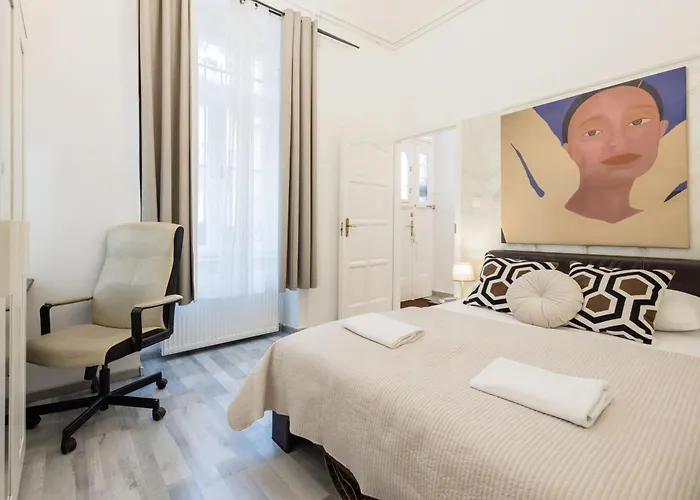 Dohany Synagogue Elegant 2br 2bath & Balcony Appartement