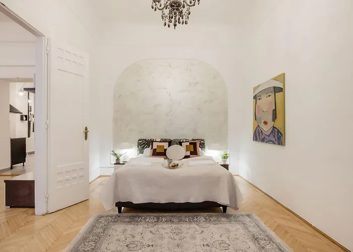 Dohany Synagogue Elegant 2br 2bath & Balcony Apartament *