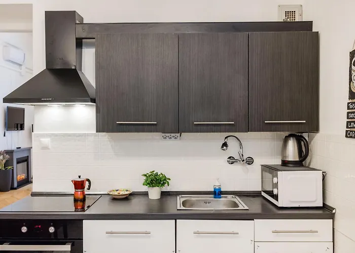 Dohany Synagogue Elegant 2br 2bath & Balcony Apartament *