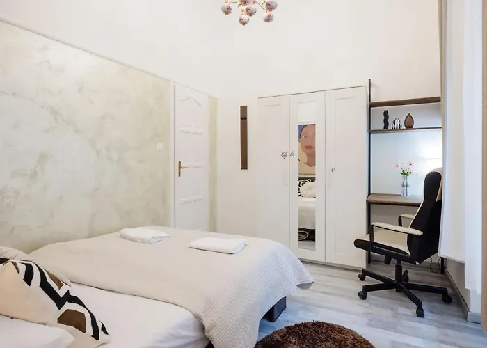 Dohany Synagogue Elegant 2br 2bath & Balcony