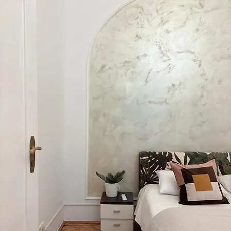 Dohany Synagogue Elegant 2br 2bath & Balcony