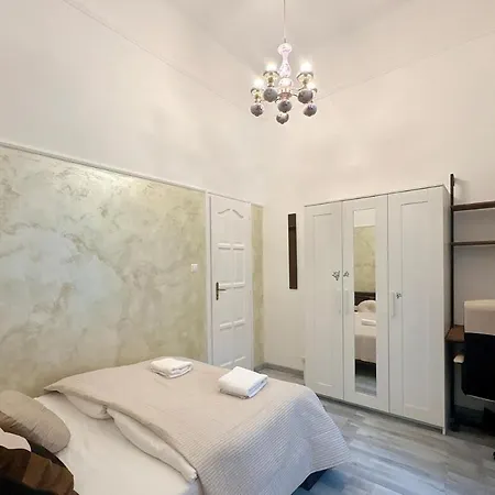 Dohany Synagogue Elegant 2br 2bath & Balcony Lägenhet