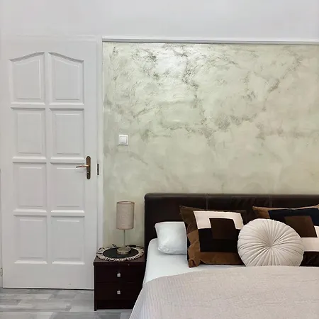 Dohany Synagogue Elegant 2br 2bath & Balcony Lägenhet